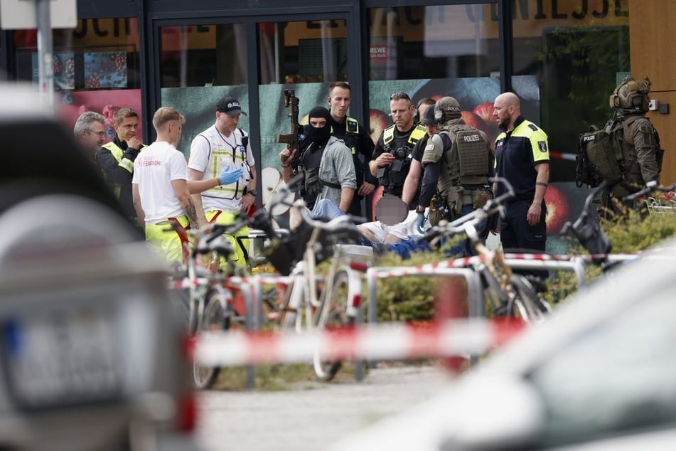 Berlin: Geisel-Drama in Berliner Rewe beendet: Mitarbeiterin befreit, Täter festgenommen