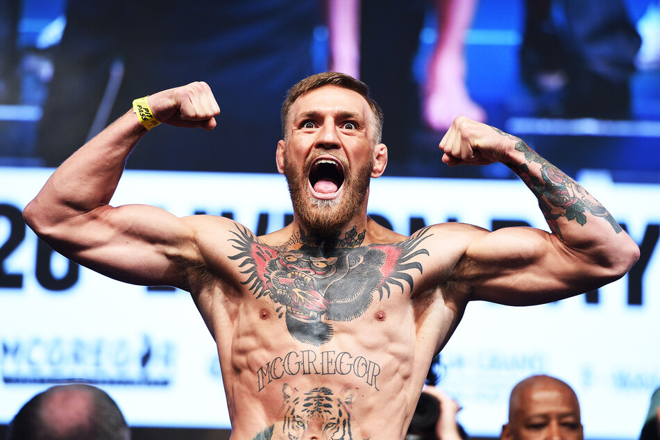 Conor McGregor (32) gestikuliert nach einem Kampf.