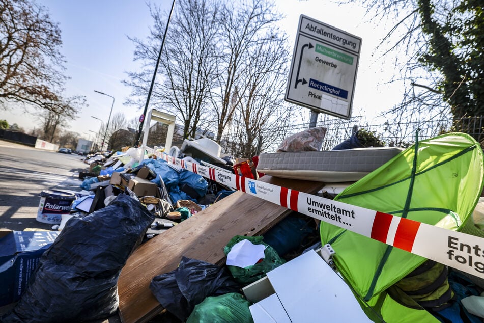 Der Großmarkt Köln diente als großer Handelsplatz für Lebensmittel. Jetzt türmen sich dort Kartons, Verpackungsmaterialien und anderer Abfall. (Symbolfoto)