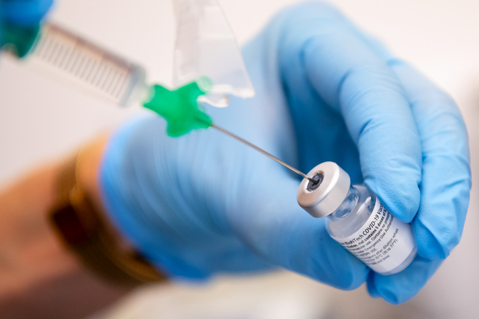 Eine Klinik-Mitarbeiterin zieht den Covid-19 Impfstoff von Biontech/Pfizer für eine Impfung auf.
