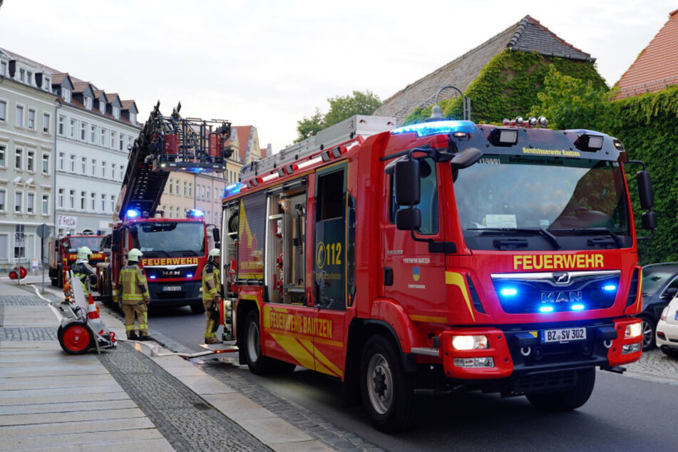 Feuerwehr-Einsatz in Bautzner Innenstadt: Leerstehendes Gebäude in Flammen