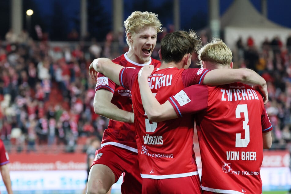 Lennert Möbius (M.) freut sich mit den Kollegen über sein Tor zum 1:0 für den FSV.