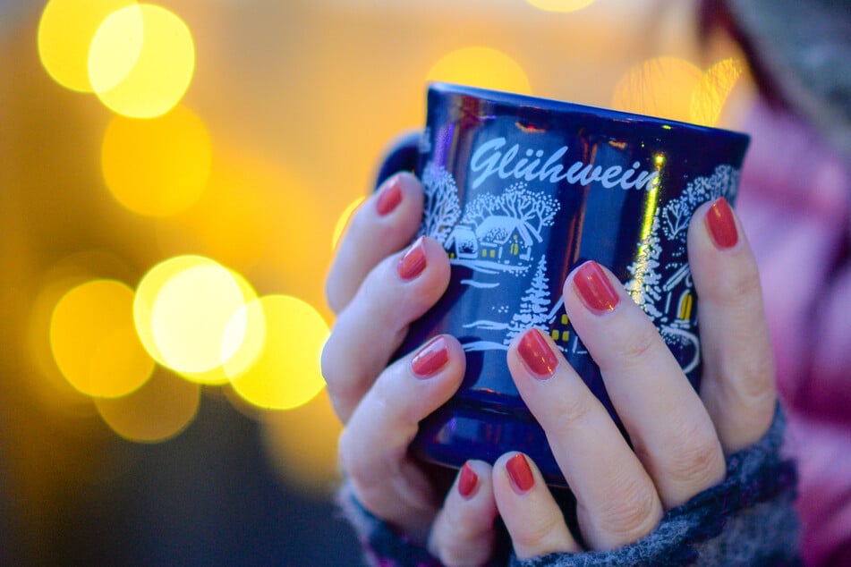 Bei frostigen Temperaturen gibt es auf Berliner Weihnachtsmärkten im Advent mehr als nur Glühwein. (Symbolbild)