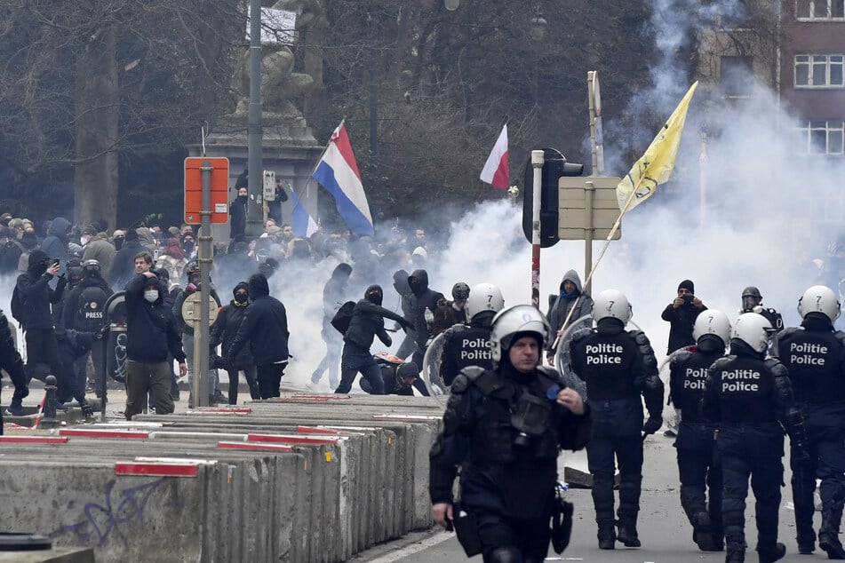 Bei den Ausschreitungen rund um die Corona-Demo in Brüssel musste die Polizei Tränengas und Wasserwerfer einsetzen, 15 Menschen wurden verletzt.