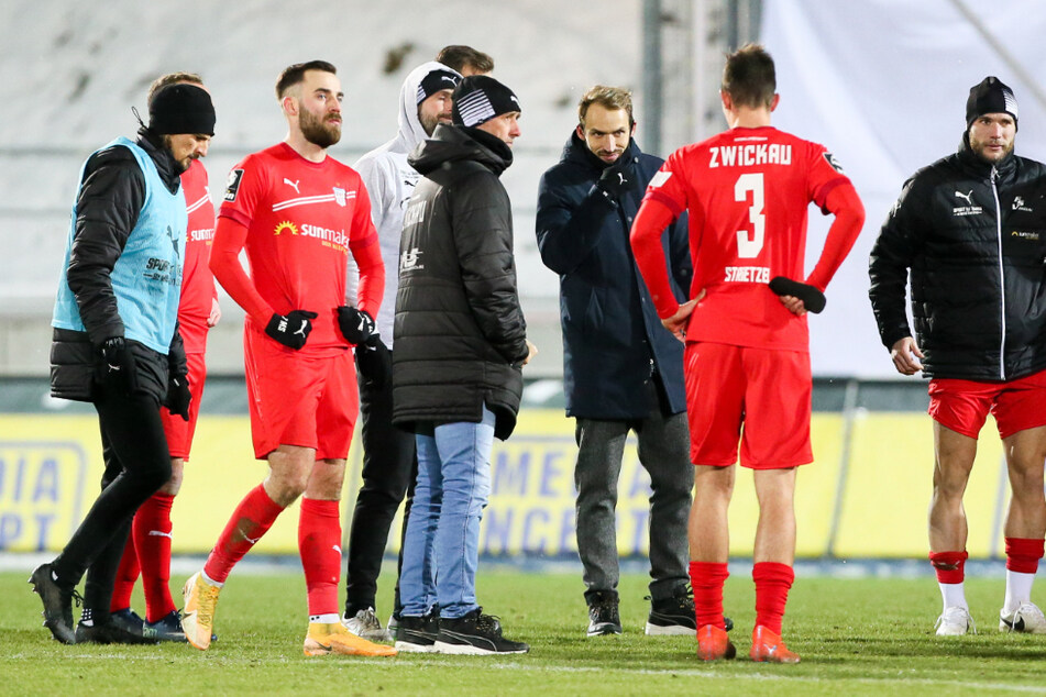 Trainer Joe Enochs (49, 3.v.r.) und Sportdirektor Toni Wachsmuth (34) werteten die Partie noch auf dem Platz aus.
