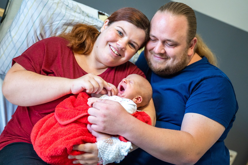 Tina Bauer (29) und Florian Melcher (33) sind die stolzen Eltern von "Jubiläumsbaby" Max Henry.