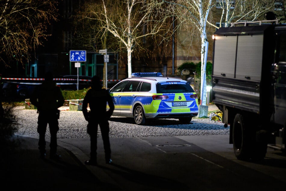 In Göttingen ging ein Mann mit einem Messer auf einen Polizisten los.