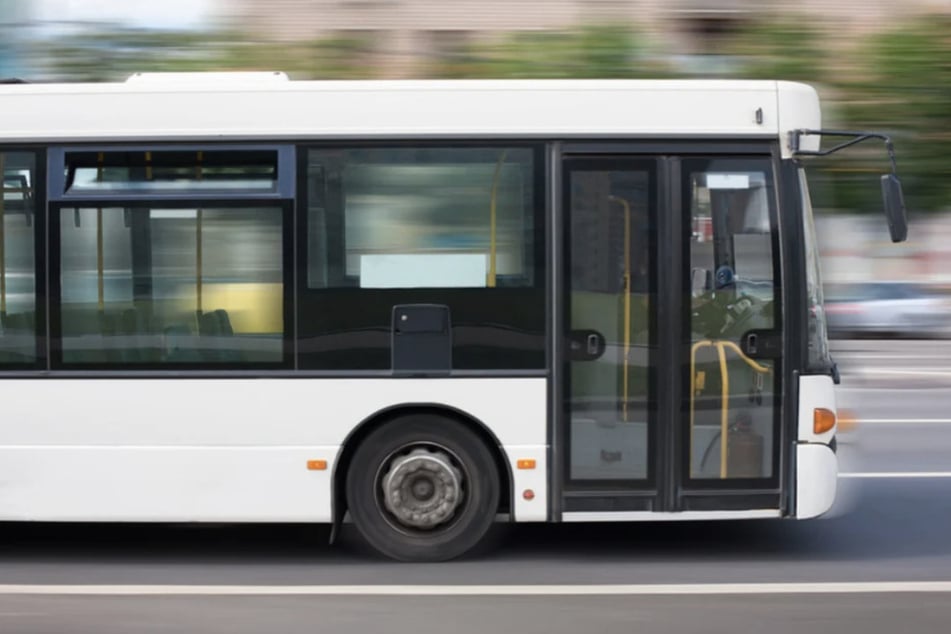 Der Linienbus war auf glatter Straße von der Fahrbahn gerutscht. (Symbolfoto)