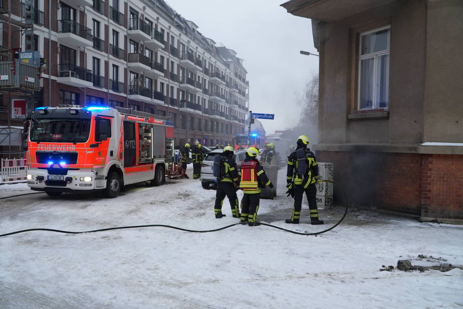 Feuerwehrleute beim Löschen des Kellerbrandes. Laut Polizei wurde dieser durch die Explosion von Pyrotechnik ausgelöst.