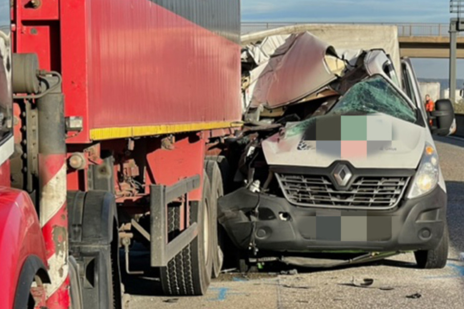 Unfall A5: Horror-Unfall auf der A5: Pritschenwagen kracht in Lkw - Insasse (†24) sofort tot
