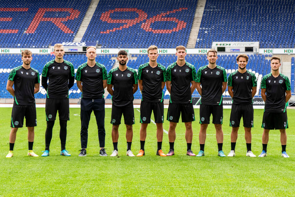Hannover 96 hat für die neue Saison kräftig aufgerüstet, von links nach rechts: Eric Uhlmann (19), Toni Stahl (22), Havard Nielsen (28), Ekin Celebi (22), Fabian Kunze (24), Phil Neumann (25), Max Besuschkow (25), Louis Schaub (27) und Enzo Leopold (21) sind nur einige der Neuzugänge/Rückkehrer.