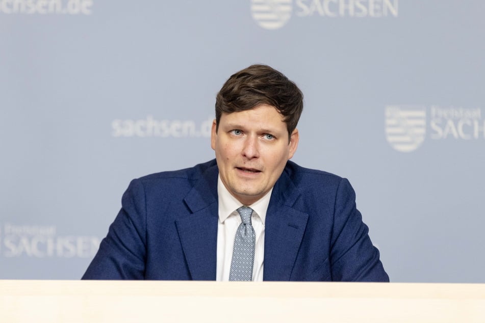 Kultusminister Conrad Clemens (42, CDU) stimmt es sehr nachdenklich, dass die Schere zwischen schulischen Spitzenleistungen und Misserfolgen immer weiter auseinandergeht.