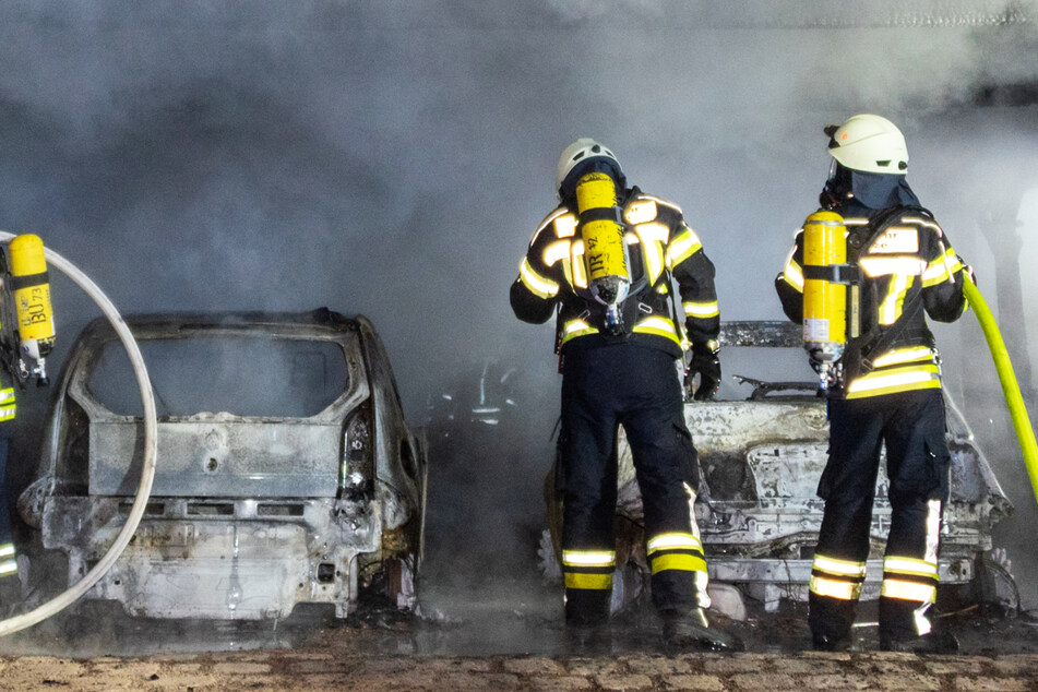 Carport und zwei Autos in Flammen: Polizei schließt Brandstiftung nicht aus
