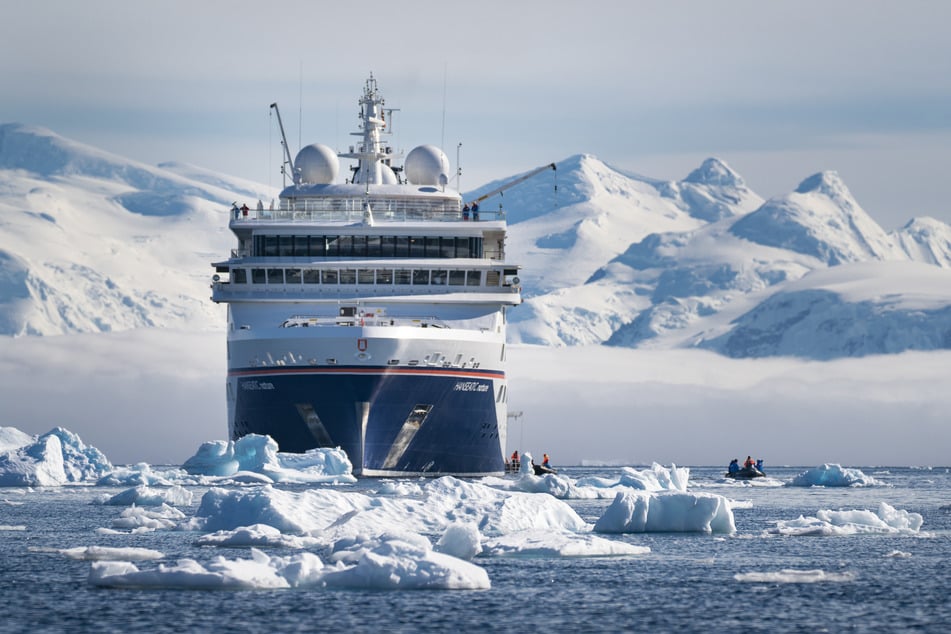 Dass es bei Überfahrten durch arktische Länder auch mal etwas kühler an Deck eines Kreuzfahrtschiffes werden kann, ist längst nicht allen Passagieren klar.