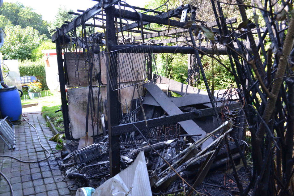 Zwei E-Bikes samt Unterstand gingen in Hoyerswerda in Flammen auf.