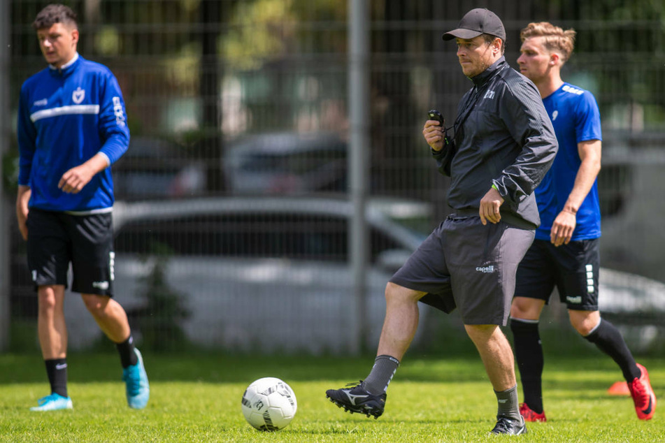 Benedetto Muzzicato (42, M.) beim Training mit seinen Spielern. Der Coach von Viktoria Berlin hat einen konkreten Zeitplan für den Aufstieg in die 2. Bundesliga angedeutet.