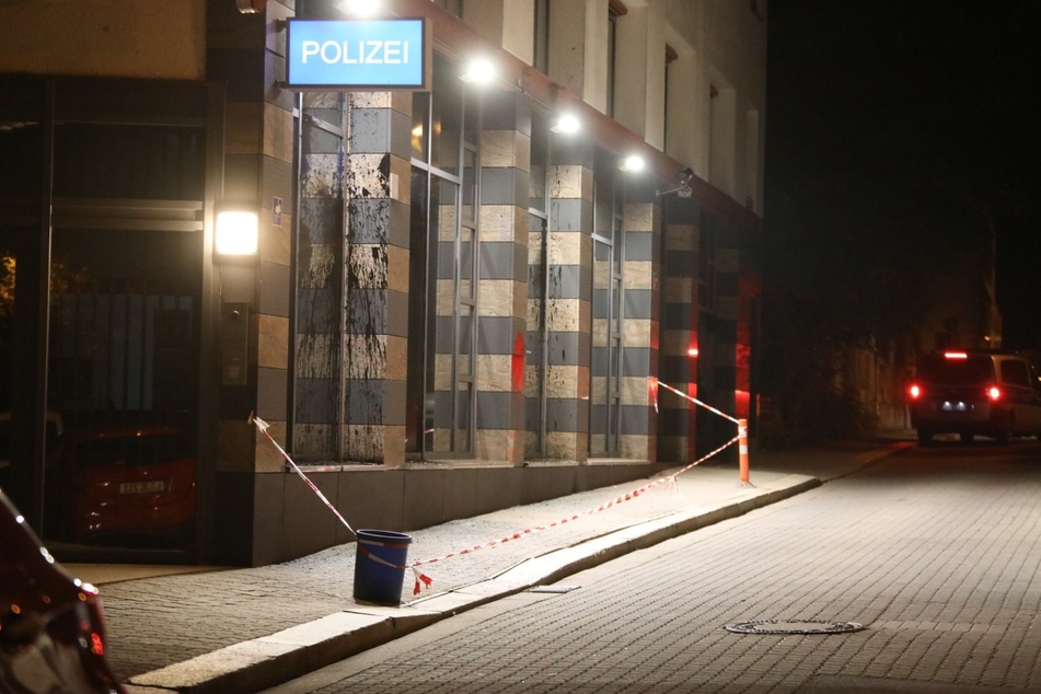 Am Freitagabend gab es zunächst einen Farbanschlag auf den Polizeiposten in Connewitz.
