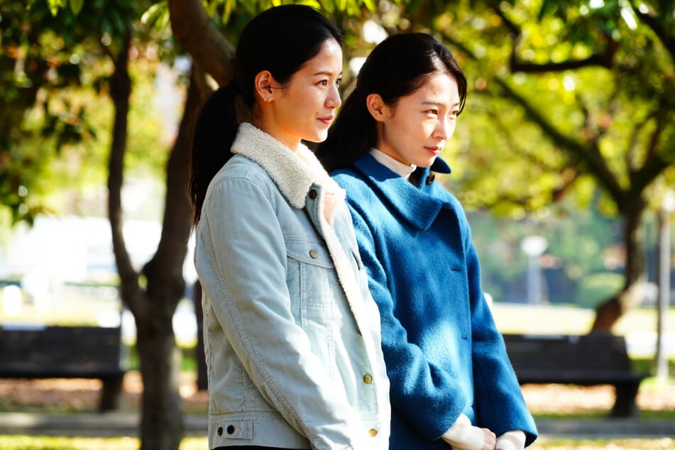 Janice Chang (Sonia Yuan, 31, l.) und Lee Yoon-a (Park Yoo-rim, 28) spielen in Yusukes (Hidetoshi Nishijima, 50, r.) Bühnenstück mit.