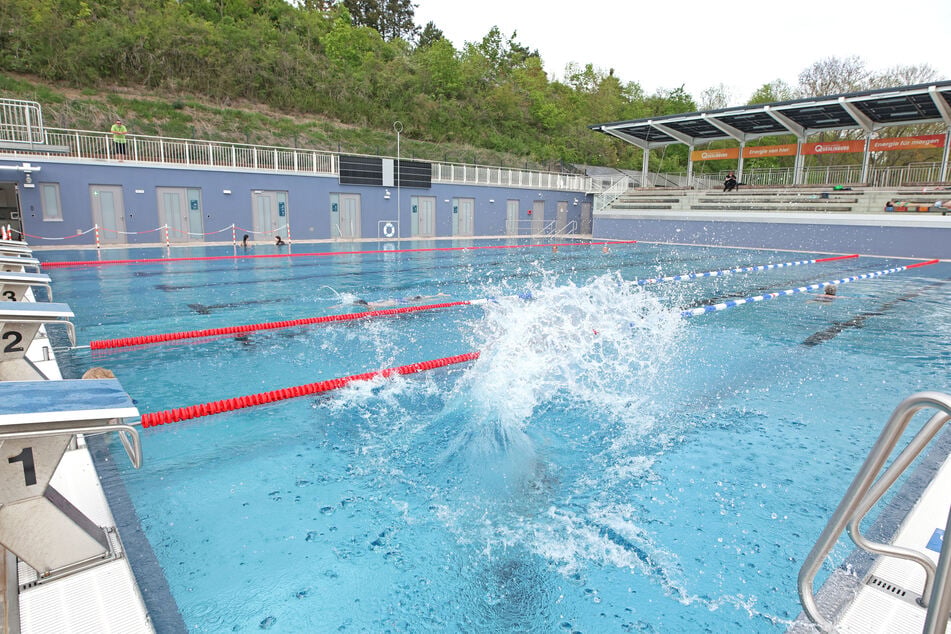 Drama im Freibad: Senior treibt plötzlich leblos im Wasser