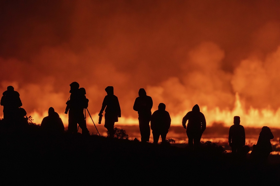 Touristen und Besucher versuchen einen Blick auf die Eruption zu werfen.