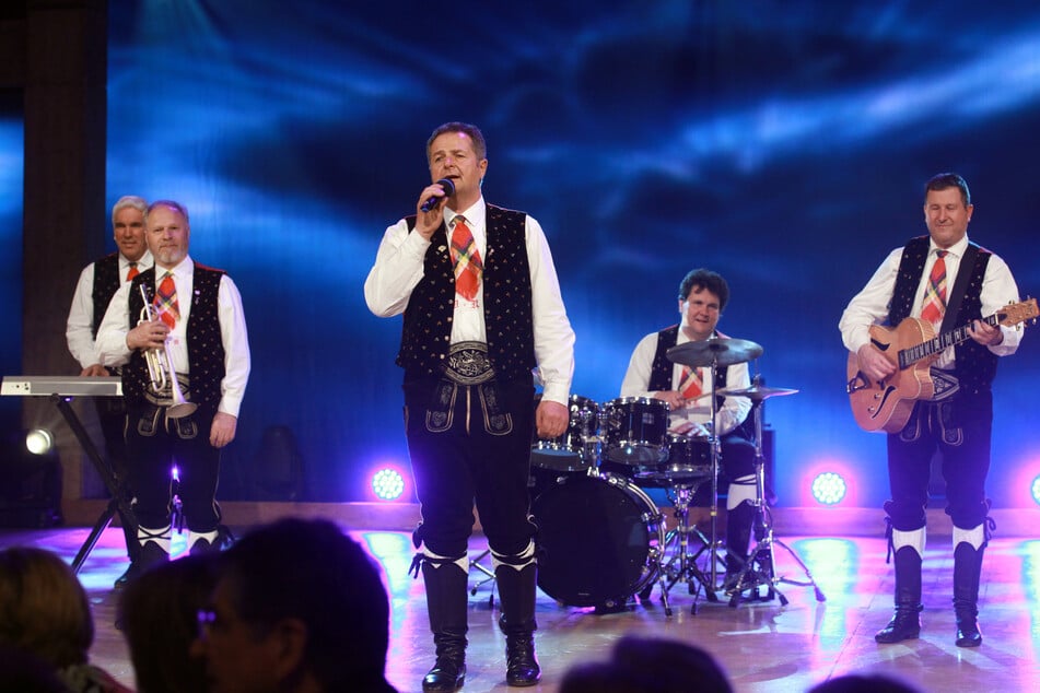 Auf ihren Stammsänger müssen die Kastenruther Spatzen bei ihren kommenden Auftritten vorerst verzichten: Wegen einer Herz-OP fällt Norbert Rier (65, M.) für die Weihnachtstour aus. Stattdessen übernimmt sein Sohn Alexander.