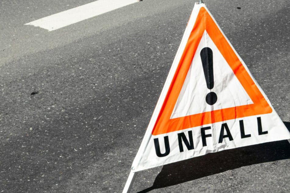 Die Hauptstraße musste für knapp zwei Stunden an der Unfallstelle voll gesperrt werden. (Symbolbild)