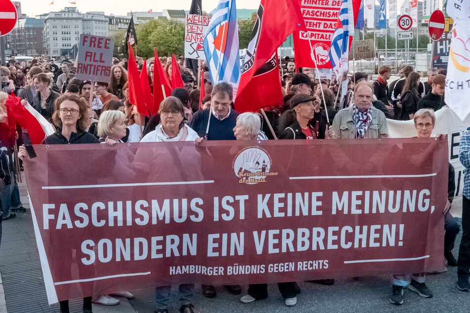 Die gegen Rechtsextremismus eintretenden Demonstranten zogen bis vor die Hamburger AfD-Parteizentrale an der Schmiedestraße.