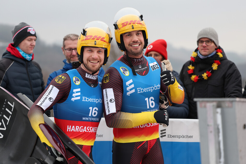 Tobias Arlt (l.) und Tobias Wendl (beide 35) feiern ihren Sieg im Doppelsitzer.