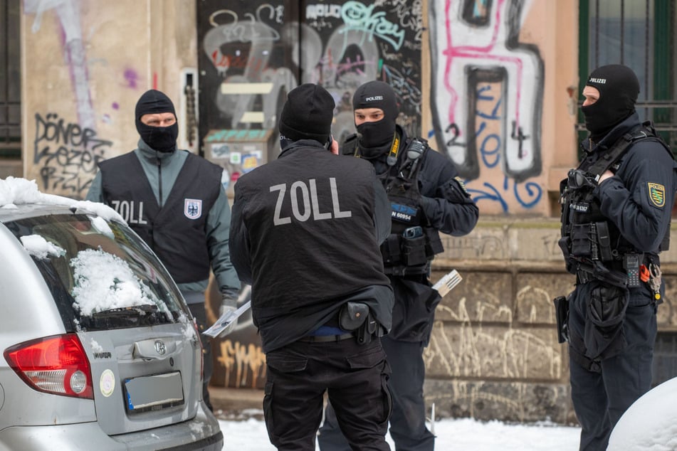 Insgesamt über 100 Beamte waren zugleich im Einsatz. (Archiv)