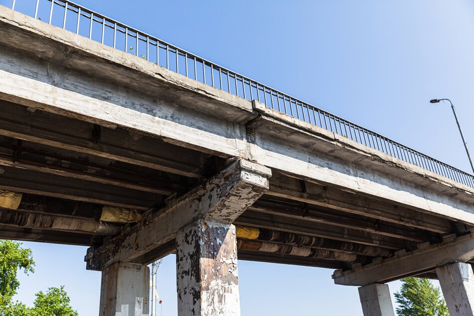 Um die marode Bahnbrücke im ostsächsischen Mittelherwigsdorf steht es schlecht. Das Bauwerk könnte jetzt sogar abgerissen werden. (Symbolfoto)