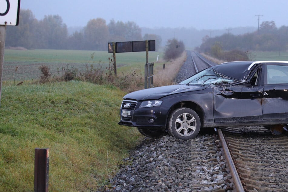 Zug kracht an Bahnübergang in Auto: 20-Jähriger in Klinik gebracht