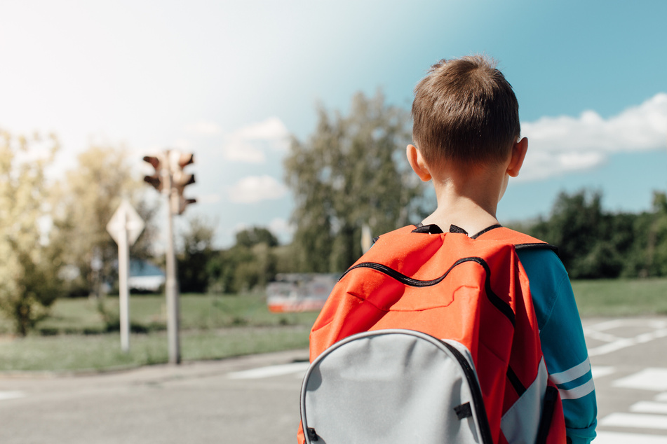 Der Neunjährige war nach der Schule auf dem Nachhauseweg, als die bislang unbekannten Teenager plötzlich auftauchten. (Symbolbild)