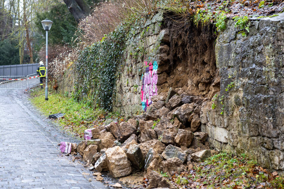 Wegen des Dauerregens stürzte in Weimar eine Natursteinmauer zum Teil ein.