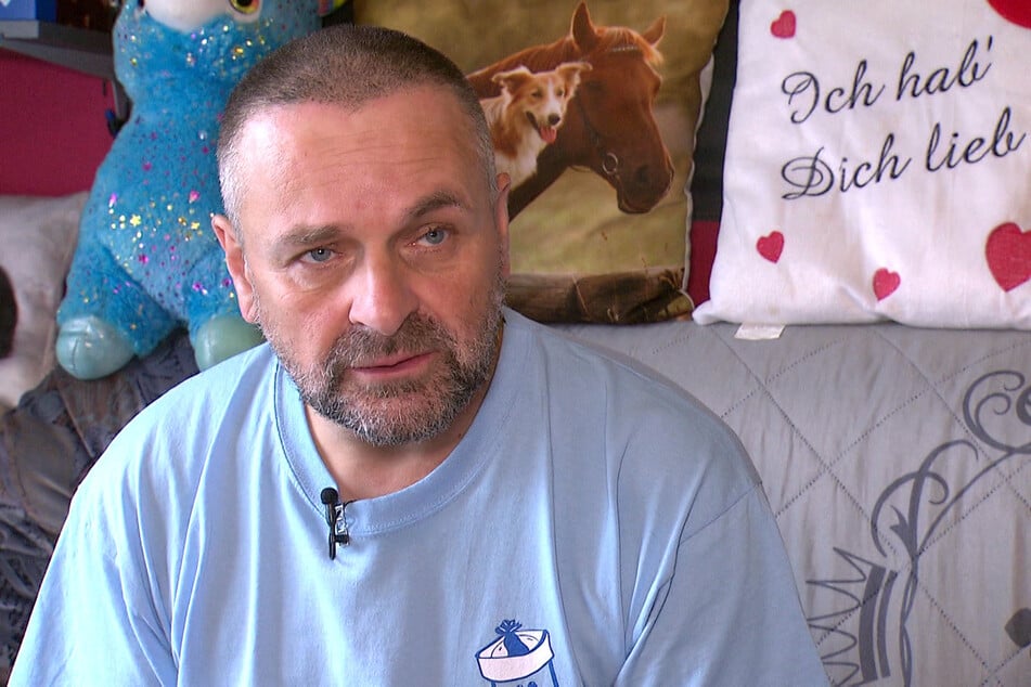 Olaf (55) hat als Hausmeister gekündigt und sich über die Tätigkeiten beschwert.