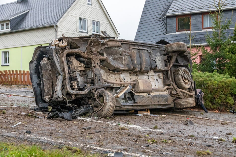 Der Transporter überschlug sich und blieb auf der Seite liegen.