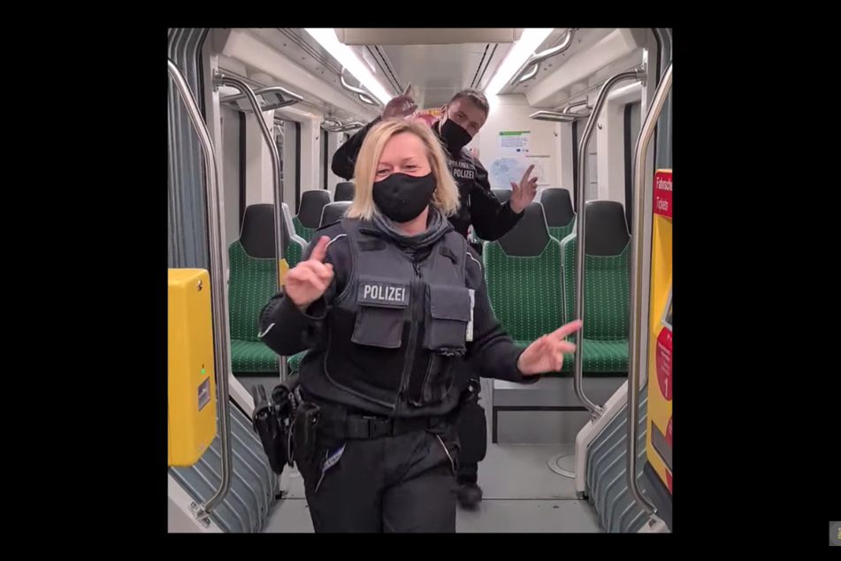 Die Bundespolizei tanzte zu "Jerusalema" im Hauptbahnhof Chemnitz durch einen Zug.