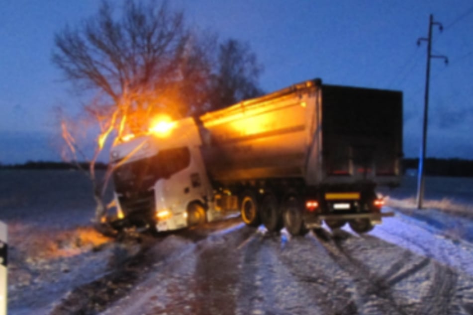 In der Altmark kam ein Laster von der glatten Straße ab.