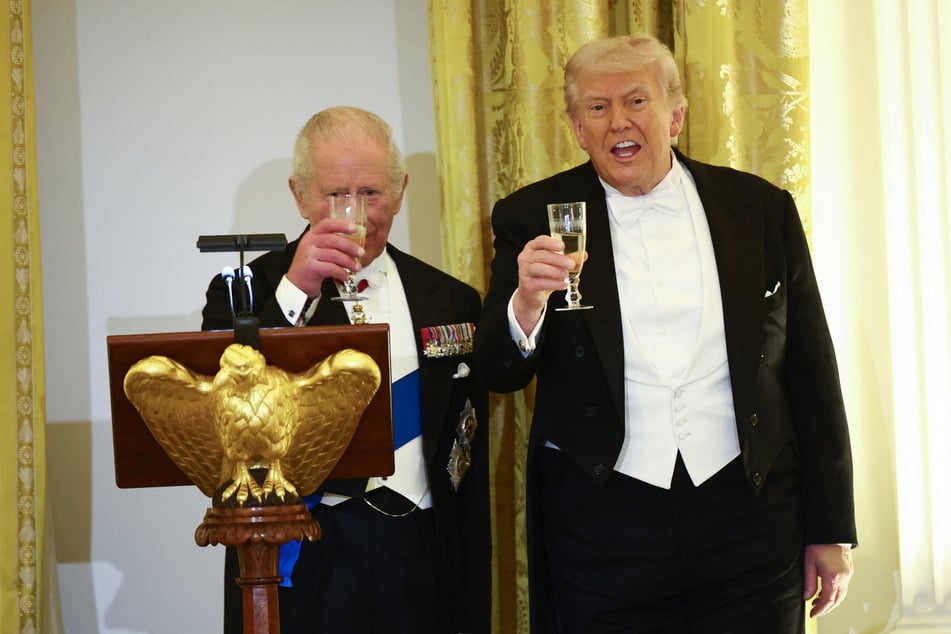 US President Donald Trump (r.) and Britain's King Charles III raise a toast during a State Dinner in the East Room of the White House on April 28, 2026.