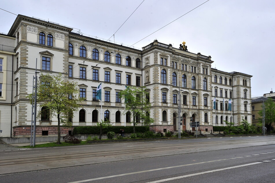 Das Gebäude wurde 1877 nach vierjähriger Bauzeit eingeweiht. Seit 1986 heißt es "Eduard-Theodor-Böttcher-Bau".
