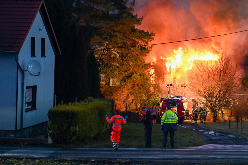 Großfeuer vernichtet Familienhaus, während Besitzer nicht da sind – Einsturzgefahr!
