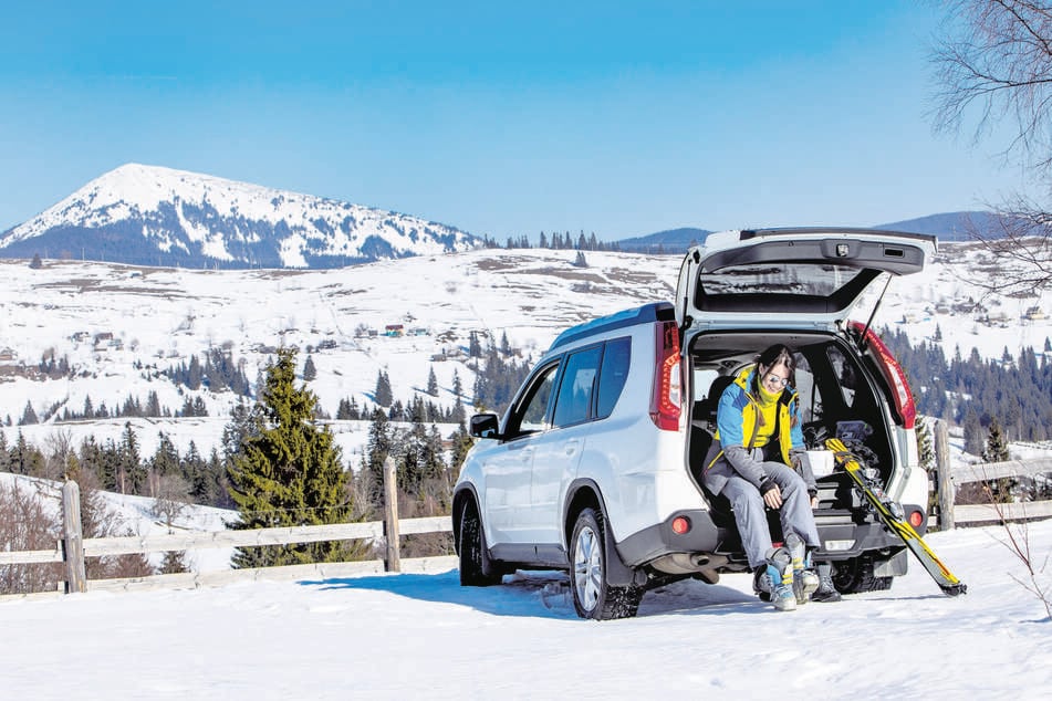 Wer mit dem Auto zum Skifahren nach Österreich fährt, sollte sicherstellen, dass er das "Pickerl" an der Windschutzscheibe hat.