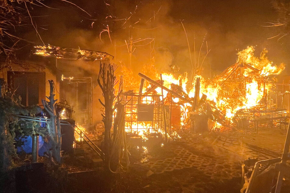Flammen-Inferno in Gartenanlage - Feuerwehr im nächtlichen Großeinsatz
