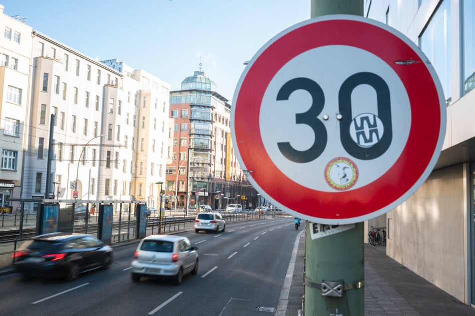 An einigen Berliner Hauptverkehrsstraßen wird schon bald wieder Tempo 50 erlaubt sein. (Archivfoto)