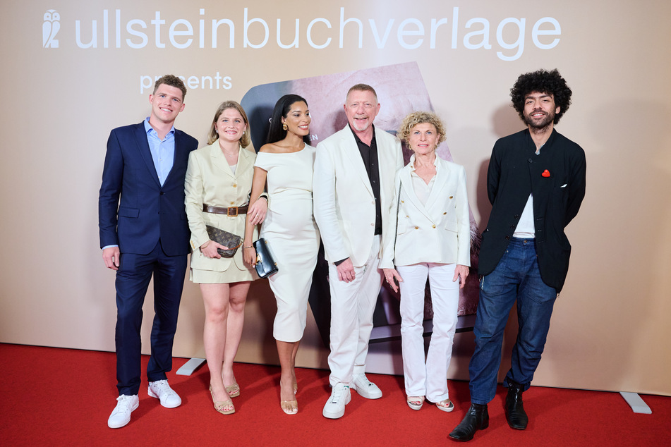 Ebenfalls mit dabei: sein Neffe Vincent Becker-Schorp (l.), seiner Nichte Carla Becker-Schorp (2. v.l.), seine Schwester Sabine Becker-Schorp (2.v.r) und sein Sohn Noah Becker (r.).