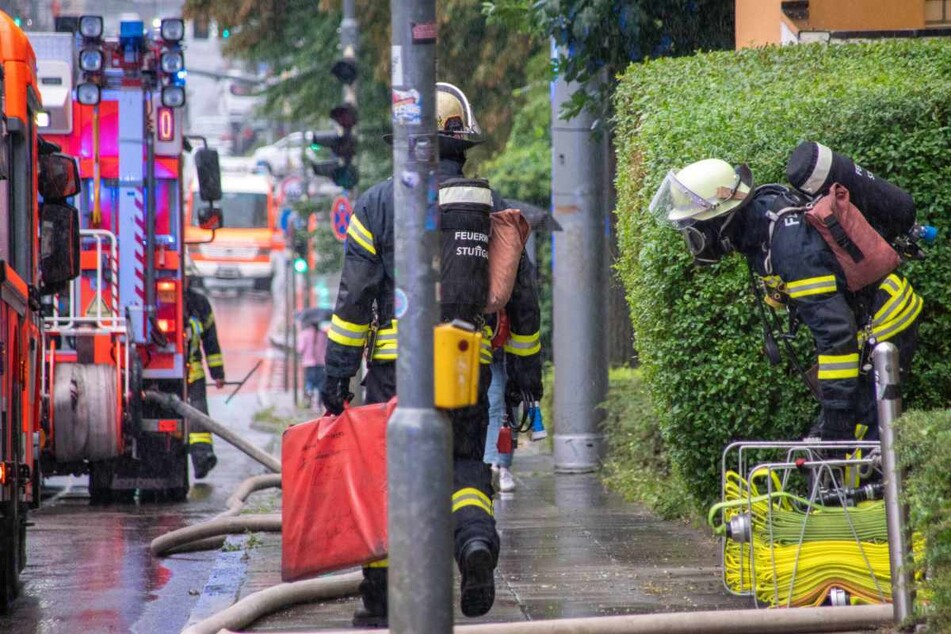 Einsatzkräfte der Feuerwehr am Mittwochabend in der Hegelstraße.