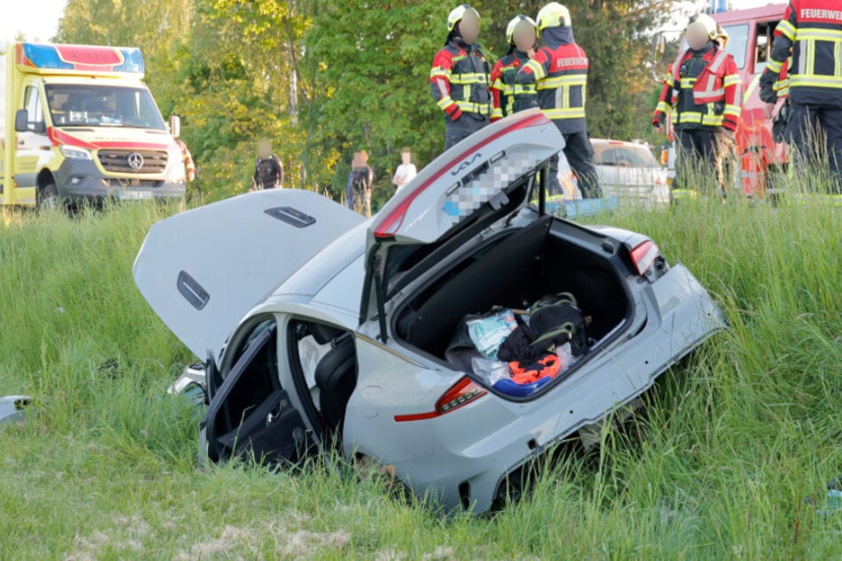 Der Kia wurde von der Straße geschleudert und landete auf einem angrenzenden Feld.