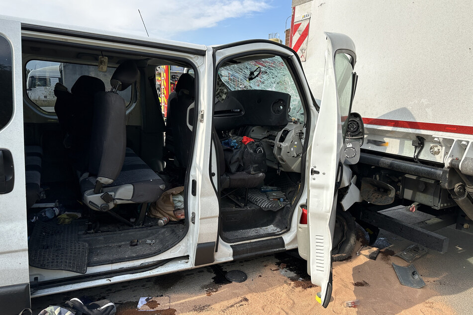 Unfall A4: Kleintransporter desaströs zerstört: Neun Verletzte nach Unfall auf A4