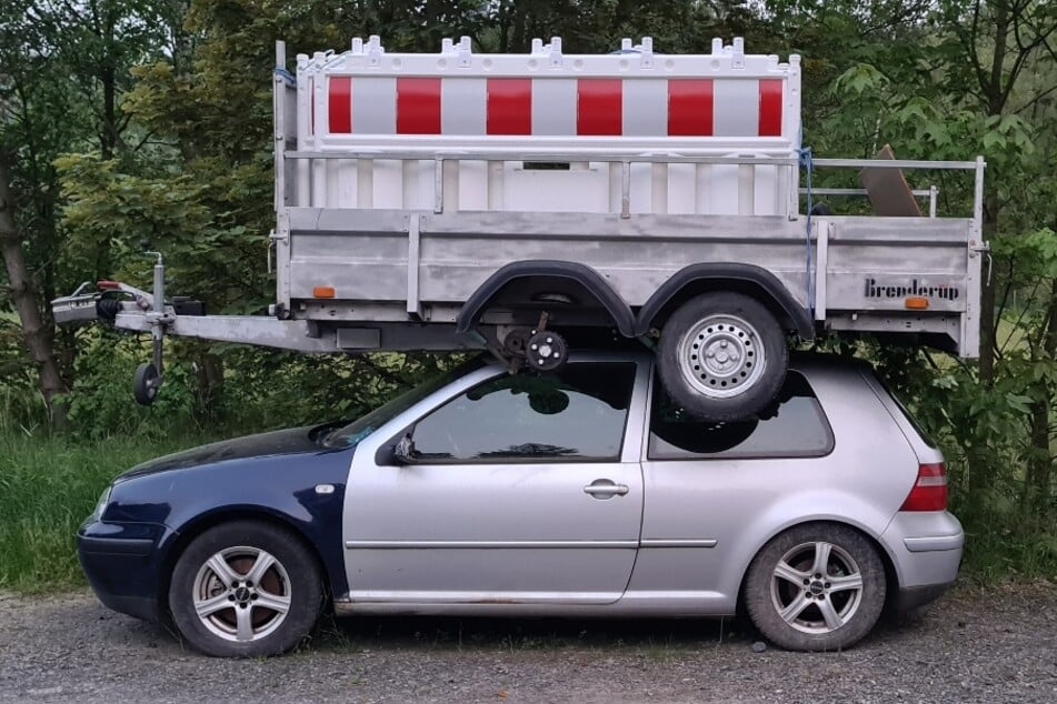 Ein bislang Unbekannter hat kurzerhand einen Anhänger auf geparkten VW platziert.
