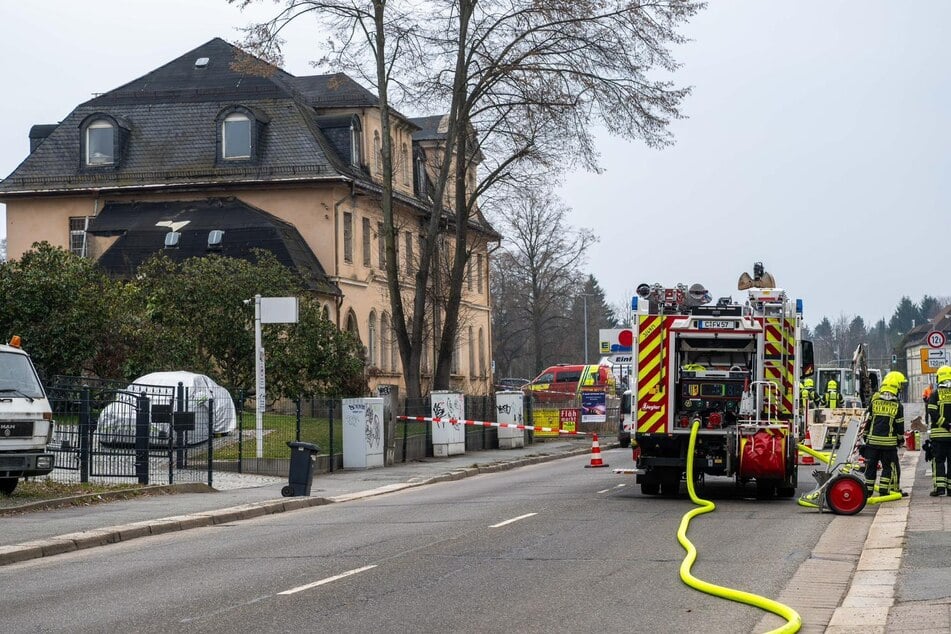 Großeinsatz an der Zwickauer Straße in Chemnitz: Im ehemaligen Sparkassen-Gebäude wurde eine hohe Gaskonzentration festgestellt.