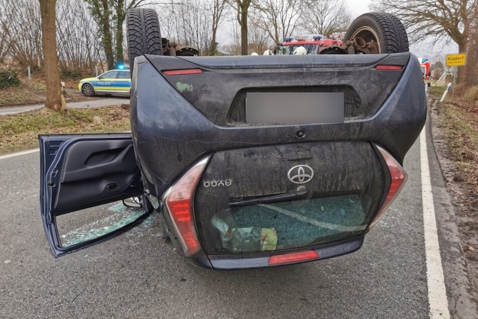 Toyota kracht in Traktor und überschlägt sich: Zwei Personen verletzt, eine schwer